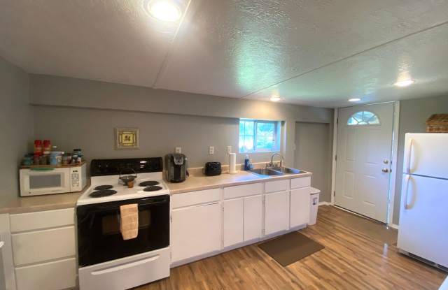 2 Bedroom Apartment Furnished All BILLS Paid Gallery 1