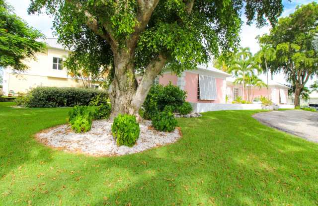 ***DOWNTOWN***OLDE NAPLES***BEACH IS JUST A FEW STEPS FROM FRONT DOOR***4 BEDS/ 3 BATHS***FURNISHED SEASONAL*** Gallery 4