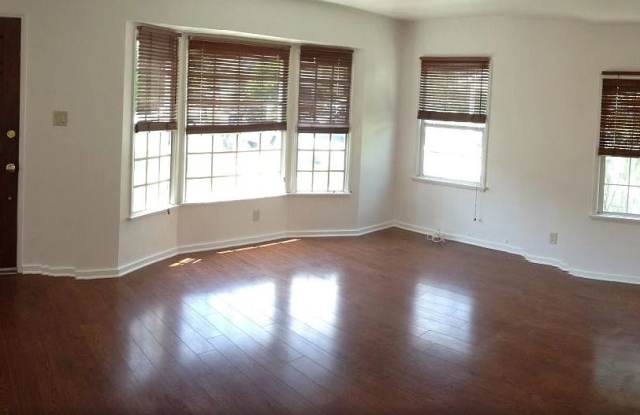 5122 Newcastle Avenue Gallery 4