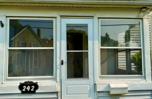 Spacious 3 Bedroom House with 1 bath for Rent !!! Gallery 3