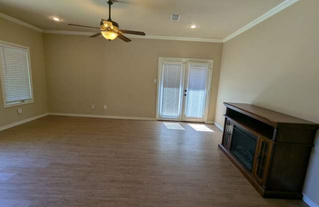 Prestigious 3/3/2 Home in Lubbock Cooper School District. Gallery 3