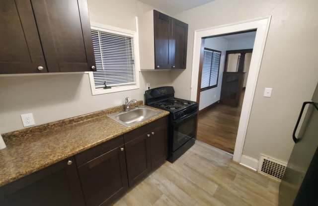2 Bedroom, 1 Bathroom home with large garage Gallery 3