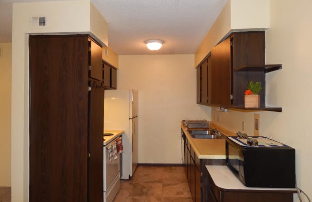 6321 N Barcelona Court - 6321 North Barcelona Court, Casas Adobes, AZ 85740