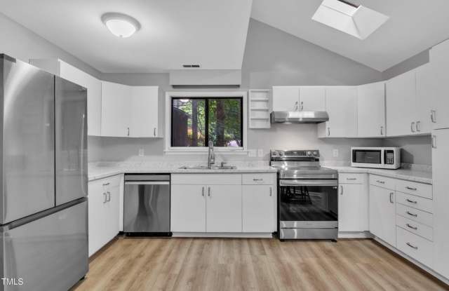 Spacious and Renovated 3BR Townhome in Chapel Hill photos photos