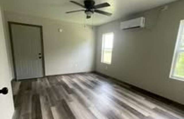 Peaceful Country Living – 2 Bed / 1 Bath Home Near Exeter, MO Gallery 1