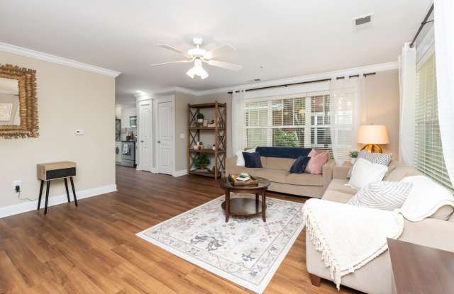 3 Bedroom Flat, End unit Apartment - Available at Woodlands with $500 deposit. Ask your leasing agent about leasing specials and set up your TOUR today! Gallery 3