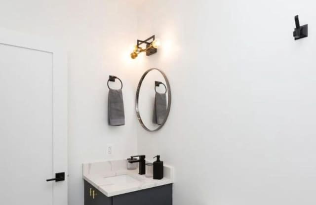 Caroline Gallery 4