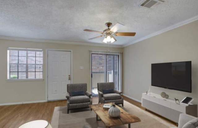 1638 N Interstate 35 Gallery 1