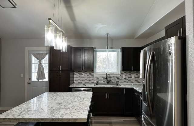 3 Bed/2 Bath/2 Car Garage/Pets Allowed Gallery 4
