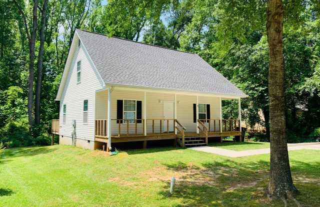 WOW! Newly renovated 3 bedroom close to Downtown Newnan! Must see! Gallery 4