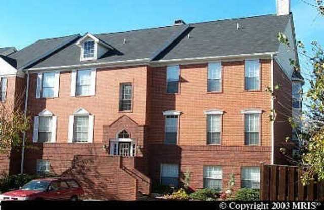 Leesburg Condo with Balcony - 662 Gateway Drive Southeast, Leesburg, VA 20175