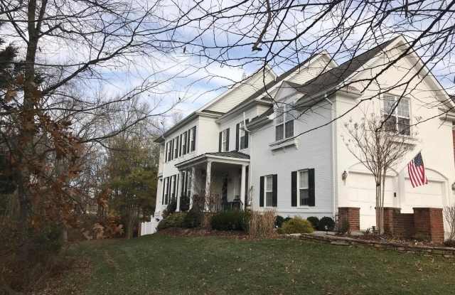 18400 LANIER ISLAND SQ Gallery 1