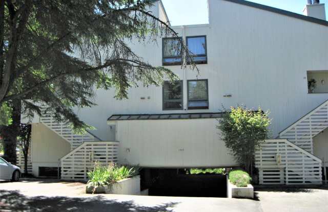 $500 off of 1 month's rent! 2 Bed / 2 Bath Bellevue-Crossroads condo $2,495/month photos photos