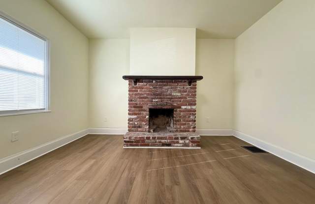 Updated 2BR 1.5 bath house Now Showing! Gallery 4