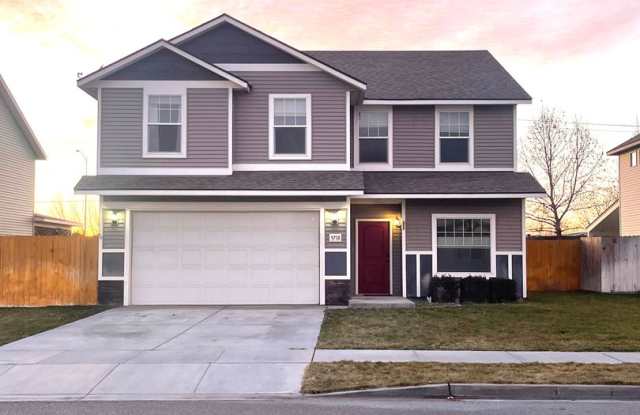 Charming Very Spacious 2-Story Home for Rent in Pasco, WA – Ideal Location Off Road 68! photos photos