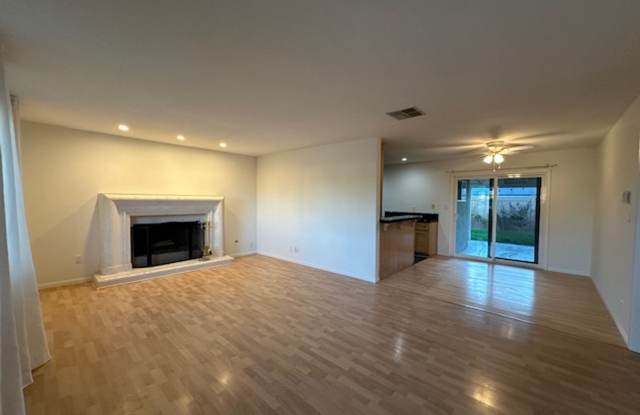 Stunning Simi Valley Home 4+2 home with RV Parking Gallery 3