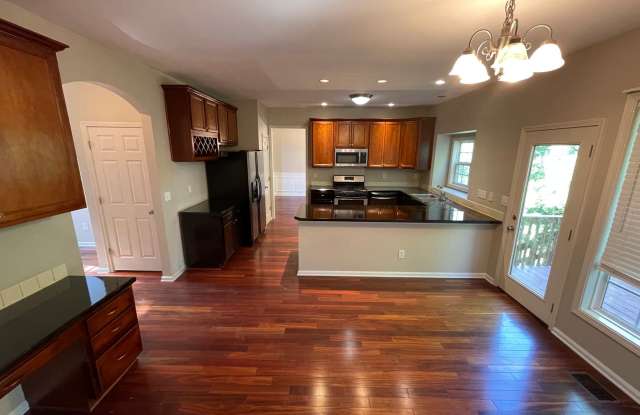 Large Home with Walkout Basement & Wet Bar For Rent Gallery 3