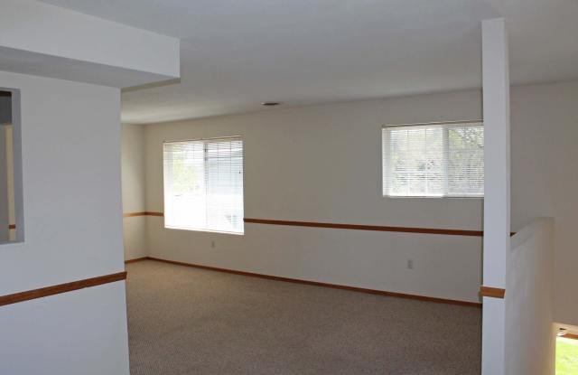Charming 2-Bedroom Apartment with Private Entrance, Garage, In-Unit Laundry Gallery 3