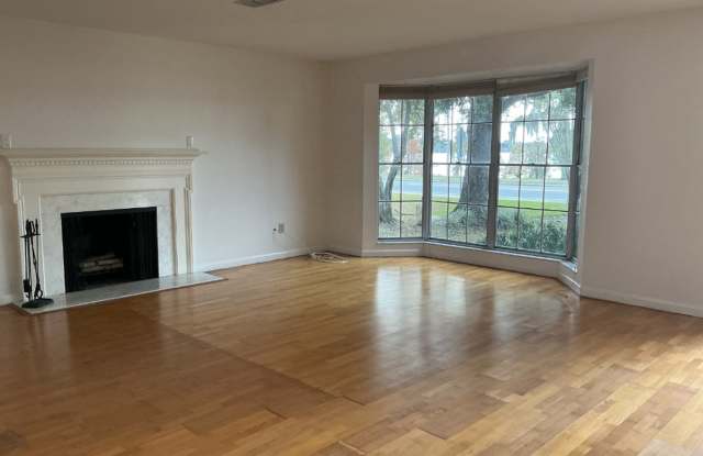 Lake Hollingsworth Area 3/2 – Updated & Move-In Ready Gallery 3