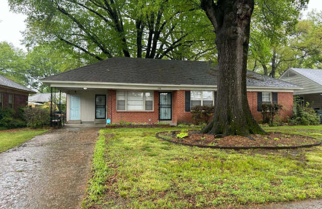 Welcome to this charming 3 bedroom, 1.5 bathroom home in Colonial Acres. photos photos