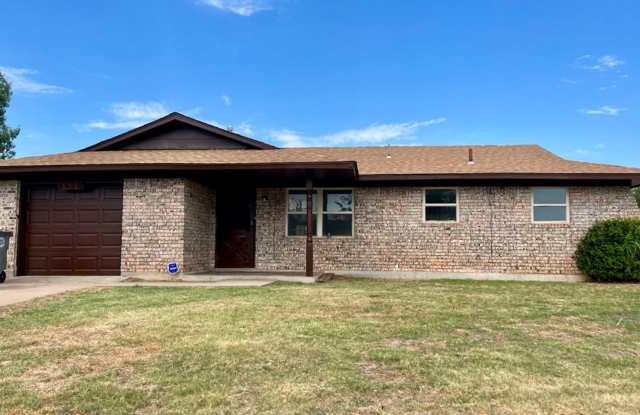 1618 SE Clover Ln- NOW AVAILABLE! Gallery 1