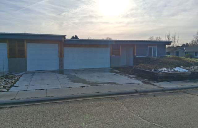 4 bed, 2 bath, oversize 3 car garage for tradesmen, extra storage. tool trailers photos photos