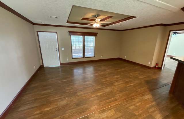 Large 3/2 Double-wide Mobile Home in Marianna w/ Screened Porch Gallery 4