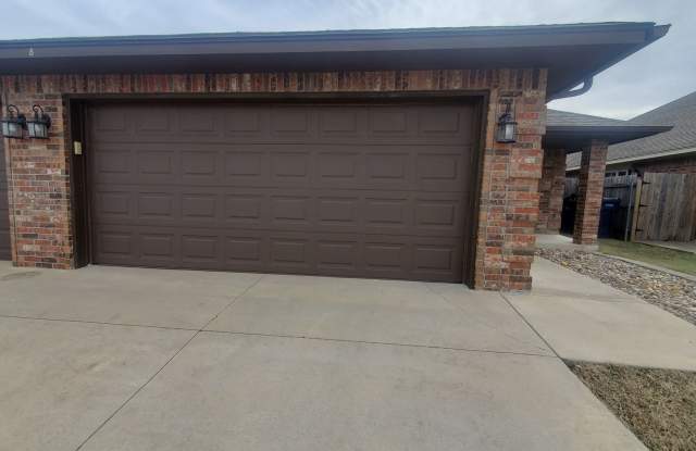 (3) Bed/(2) Bath in SW Moore Avail Early June! photos photos