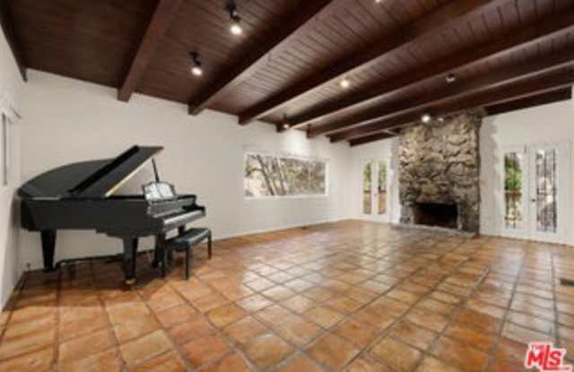 2370 Nichols Canyon Road Gallery 3