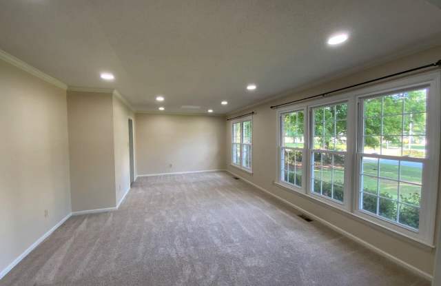 405 Scotsdale Drive Gallery 4