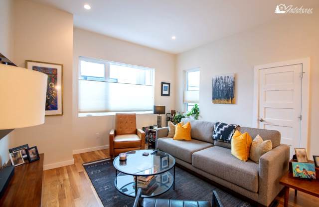 Modern 2-Bedroom Berkeley Townhome with Rooftop Deck & 2-Car Garage Gallery 3