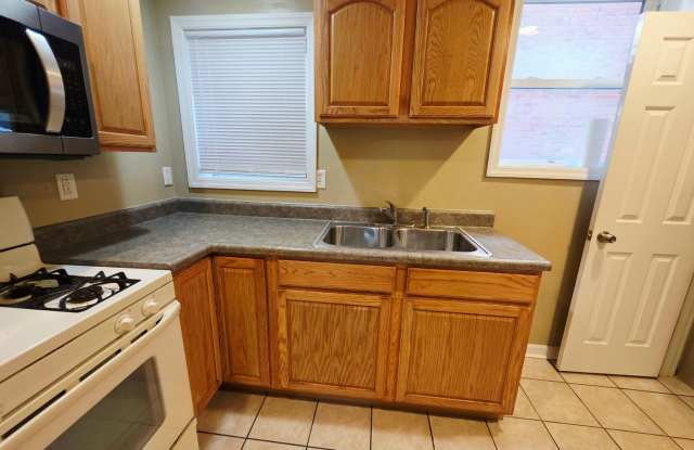 Spacious 2-Bedroom Apartment + Bonus Room | Minutes from Downtown Gallery 4