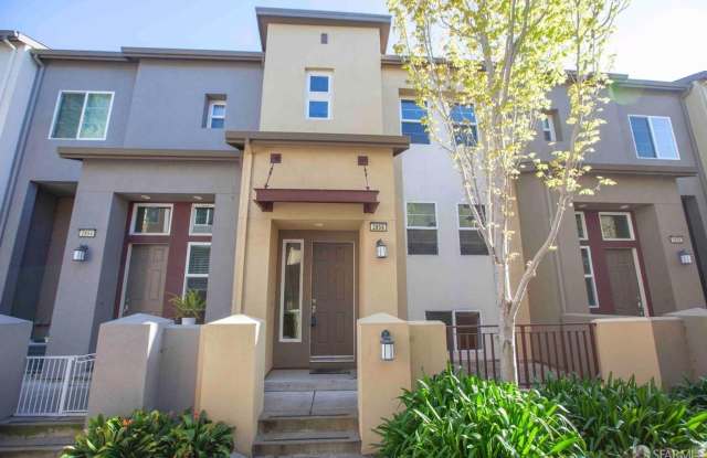 Beautiful updated 3-level, 3BR2.5BA and 2-car garage townhome! - 2856 10th Street, San Pablo, CA 94806