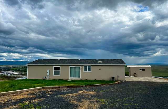 3-Bedroom Home with Incredible Views Gallery 1