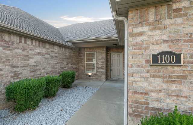 3 Bedroom, 3 Car Garage with large fenced back yard Gallery 3