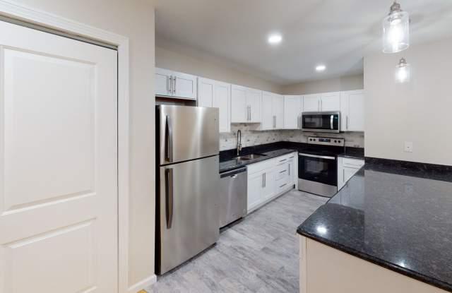Spacious 2 Bedroom Condo with 2 Bathrooms! Gallery 2