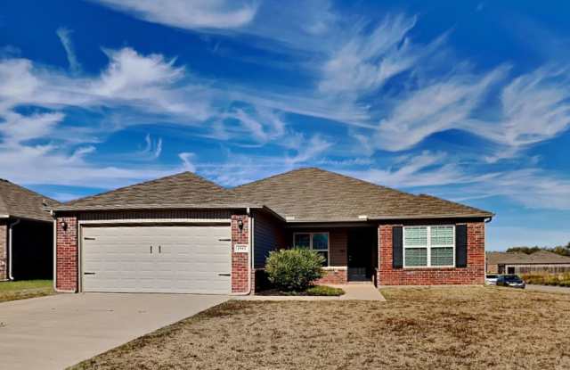 Beautiful 3 Bedroom 2 Bath Home With Storm Shelter in Mustang Schools Gallery 3