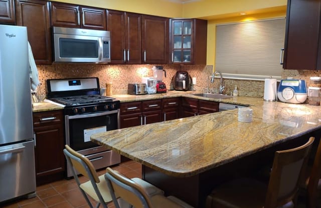 580 SANDERLING CT - 580 Sanderling Court, Secaucus, NJ 07094