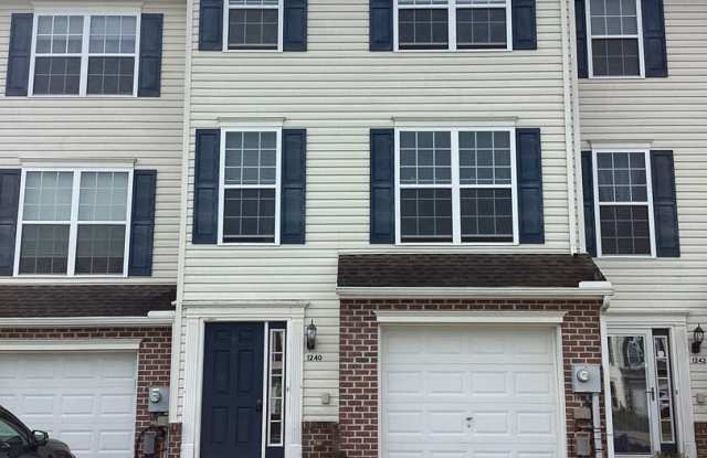 Bright 3 Bedroom, 2.5 Bath Townhome in Spring Grove Schools!! photos photos