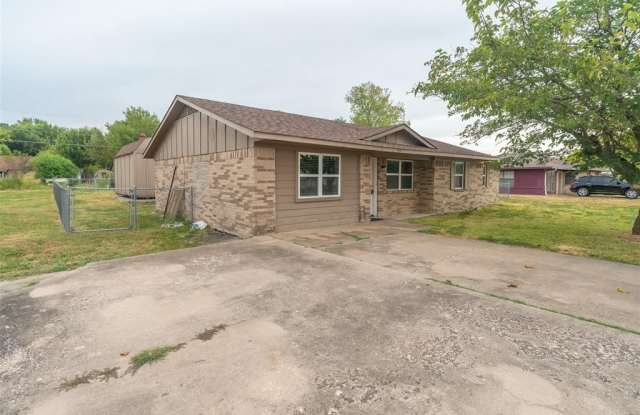 304 E Travis Street - 304 East Travis Street, Leonard, TX 75452