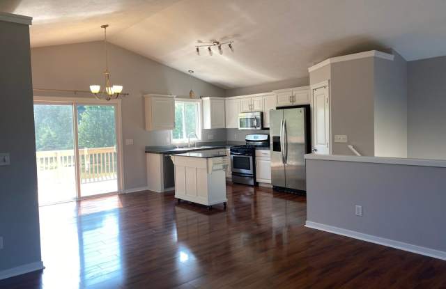 Spacious 5-Bedroom Home on Quiet Cul-de-Sac – Northeast Grand Rapids – Pet Friendly! photos photos Spacious 5-Bedroom Home on Quiet Cul-de-Sac – Northeast Grand Rapids – Pet Friendly! photos photos