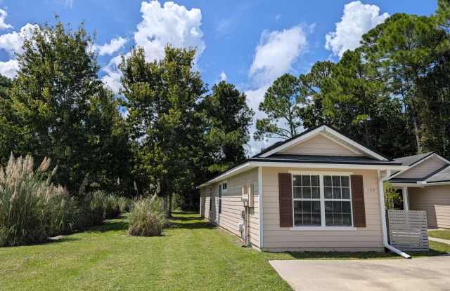 **SPECIAL for this 3/2 Duplex on this 18 month lease**  READY FOR IMMEDIATE MOVE-IN. Gallery 4
