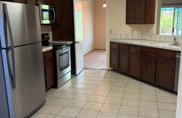 Move in Ready, single story 3 Bed / 2 Bath with Huge Backyard! Gallery 4