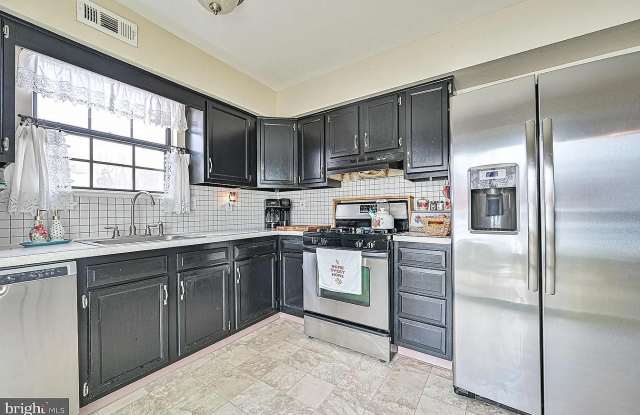 16 Country Hollow Cir - 16 Country Hollow Circle, Camden County, NJ 08081
