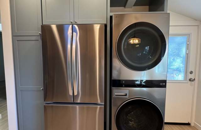 Available 10/30/2026- 2 bedroom 1 bath plus office- completely remodeled in Midtown! Gallery 4