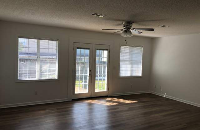 Foxhill Commons - Fresh Paint and New Flooring Throughout!!! Gallery 3