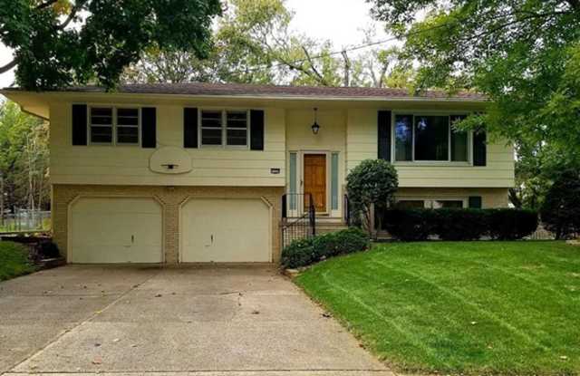 Beautiful 4 Bedroom Home! - 1122 33rd Street, West Des Moines, IA 50266