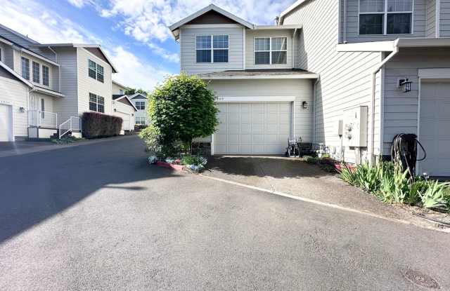 Spacious 3 Bed 2.5 Bath Duplex in Milwaukie! MOVE-IN SPECIAL!! photos photos