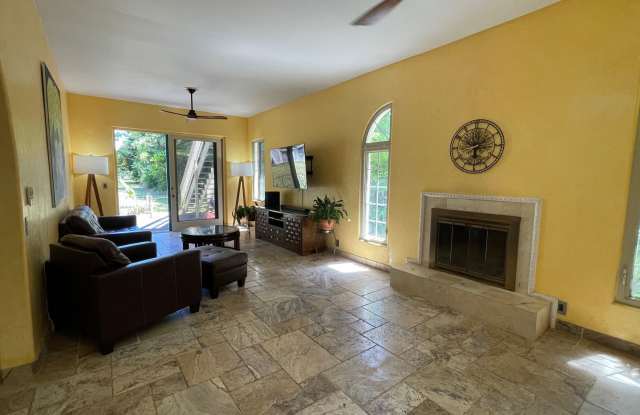 Spacious 4-Bedroom Retreat in Haiku with Stunning Natural Light photos photos