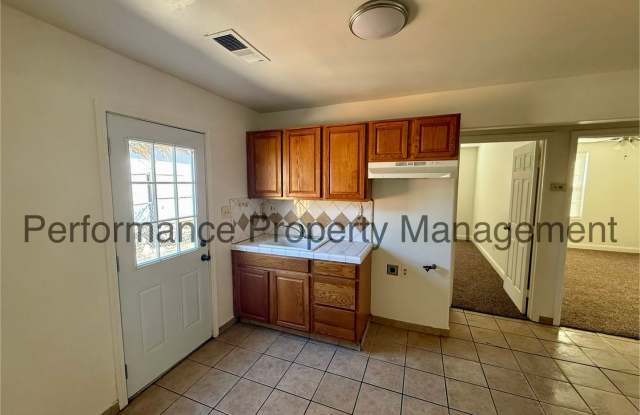 Cute 3 Bed/1 Bath N Bakersfield Home w/ RBP & Deposit Alternative Option Gallery 4